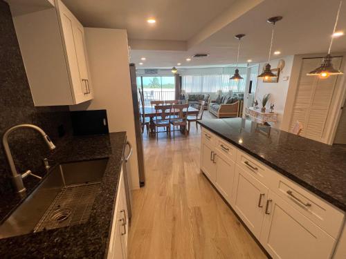 LICENSED MGR - MODERN OCEANFRONT CONDO! BEAUTIFUL OCEAN VIEWS! BEACH RESORT! 2 KING BEDs! in Key Largo, USA