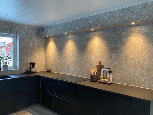 Havsnära villa med vedeldad bastu, perfekt för familjer och företag (Havsnara villa med vedeldad bastu, perfekt for familjer och foretag) in 홀름순드