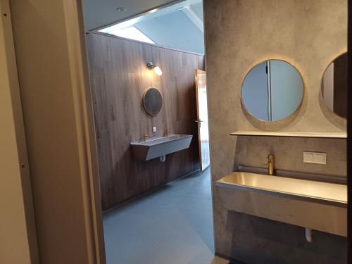 Retro caravan het Uiltje nabij het Sneekermeer in Poppingawier