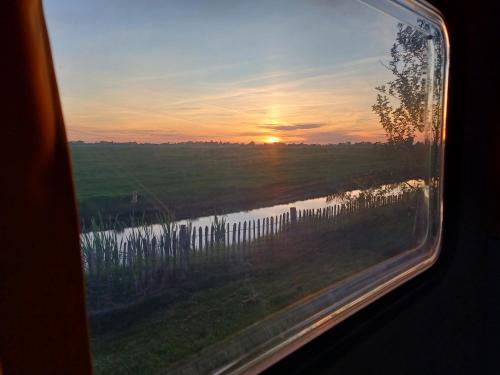 Retro caravan het Uiltje nabij het Sneekermeer in Poppingawier