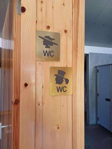 Retro caravan het Uiltje nabij het Sneekermeer in Poppingawier