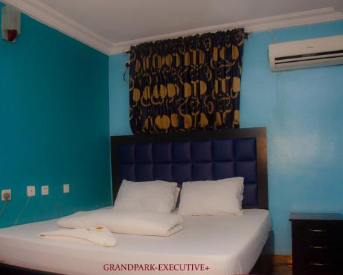 GRAND PARK HOTEL AND SUITEs – Ejigbo, NY