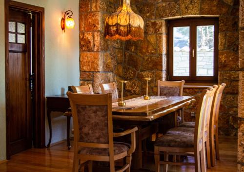 Villa Jana Rustic wood&stone cabin 11,9km from Skopje center!, Skopje