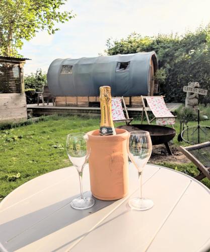 Wilderness Wagon Bow Top Gypsy Wagon in อีท แกรนสเตรด