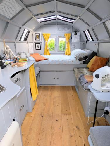 Wilderness Wagon Bow Top Gypsy Wagon in อีท แกรนสเตรด