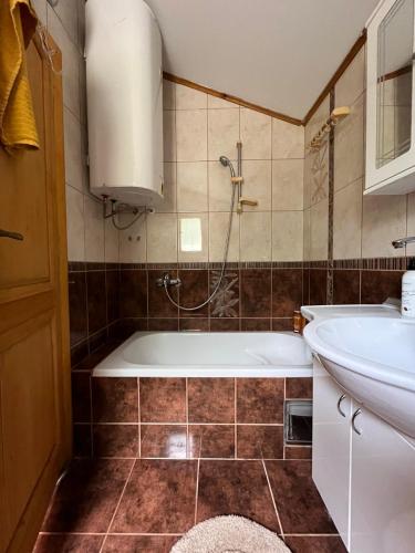 Bathroom, Kota 1120 in Polja