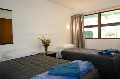 1 double bed, 2 twin beds