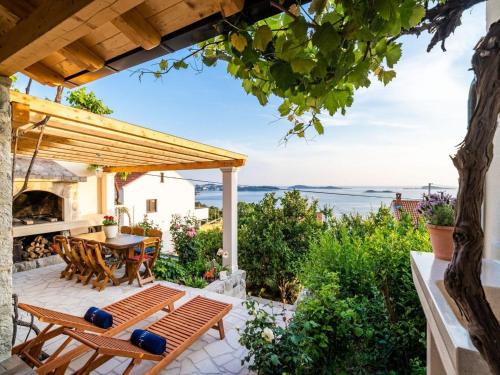 A szálláshely kívülről, Apartment Fortuno - One Bedroom Apartment with Terrace and Sea View in Plat