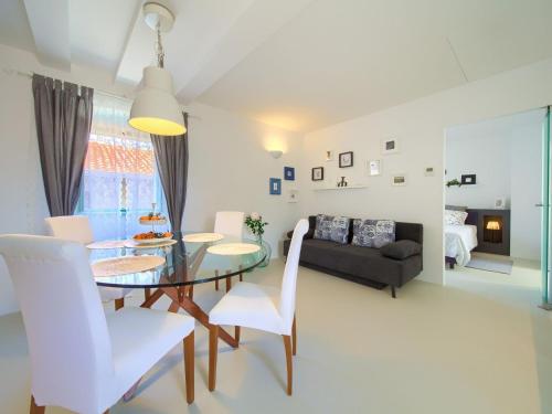 Vibrant and Elegant Downtown Krk Apartments - One Bedroom Apartment - Location saisonnière - Krk