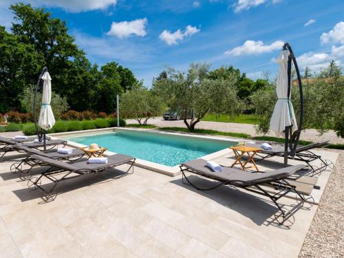 Úszómedence, Holiday Home Milevoj - Three Bedroom Holiday Home in Labin