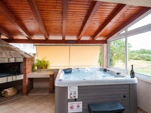 Úszómedence, Apartment with 3 rooms and jacuzzi in Cibaca