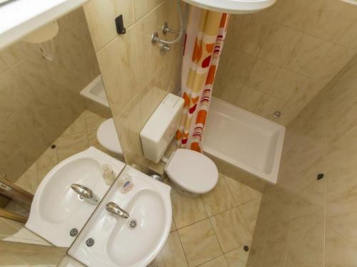 Vannas istaba, Two Bedroom Apartment with Terrace in Brist