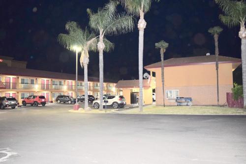 Super 8 by Wyndham Visalia - image 14