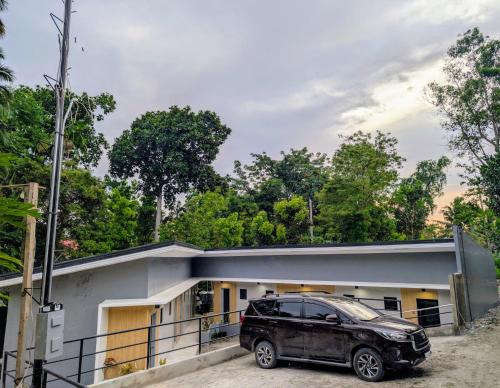 Exterior view, The Canyoneer Inn in Alegria
