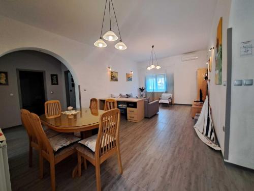 Spacious Urban Retreat Apartment with Terrace - Two Bedroom Apartment with Terrace - Location saisonnière - Dajla