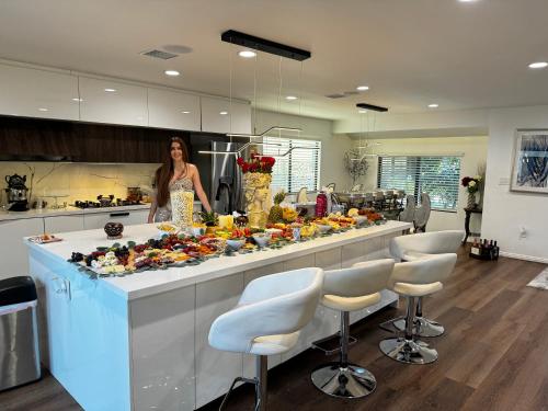 Restaurant, Luxury 4 bedroom villa in Newland
