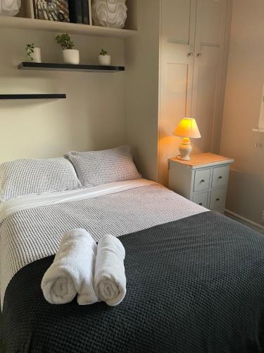 Double bedroom in stylish house with free parking – khách sạn tại Núi Victoria