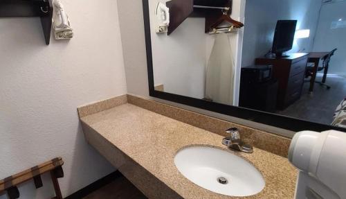 OYO Hotel Florence SC I-95 North - image 24