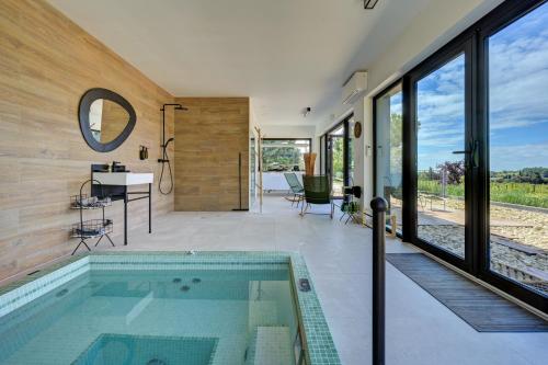 Pezsgőfürdő, Le Clos Saint Saourde in Beaumes De Venise