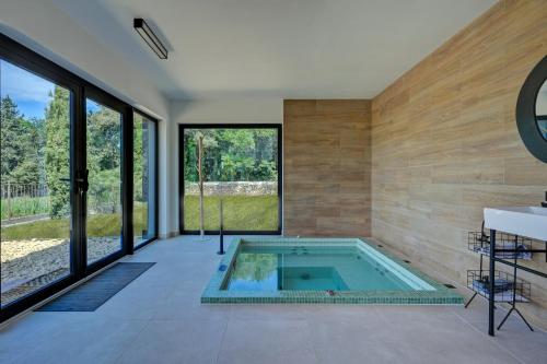 Pezsgőfürdő, Le Clos Saint Saourde in Beaumes De Venise