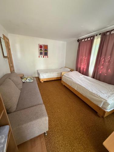 2 twin beds, 1 sofa bed