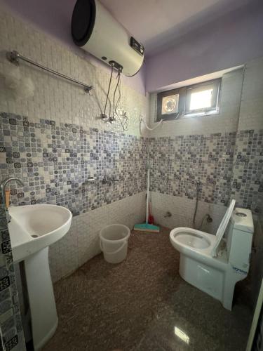 Celebrate Vacation New Shanti Palace in บาดรินารถ