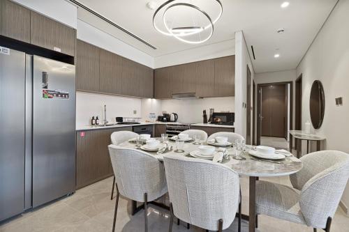 2BR Burj & Fountain View 5 mins to Dubai Mall, Dubai (photo 7)