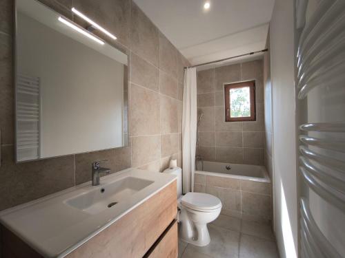 ห้องน้ำ, Gîte La Vacale- 2 à 10 personnes (Gite La Vacale- 2 a 10 personnes) in ฟิแฌค