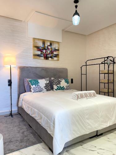 Cozy 2BR 7-min airport , tangier with aircondition Wi-fi , parking lot 24h Garde, Oulad Akkou (foto 4)