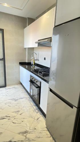 Cozy 2BR 7-min airport , tangier with aircondition Wi-fi , parking lot 24h Garde, Oulad Akkou (foto 8)