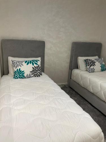 Cozy 2BR 7-min airport , tangier with aircondition Wi-fi , parking lot 24h Garde, Oulad Akkou (foto 5)