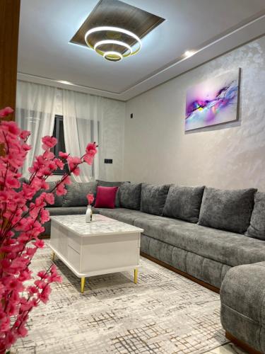 Cozy 2BR 7-min airport , tangier with aircondition Wi-fi , parking lot 24h Garde, Oulad Akkou (foto 3)
