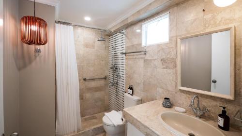 MiraNamin Nest ROSAL - Garden View Suite in Unique Historic Estate with Indoor Plunge Pool, Self-Service Breakfast, Guest Kitchen, Manille (photo 10)