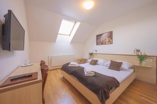 1 queen bed