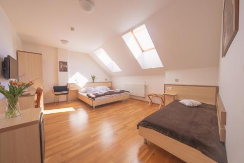1 queen bed, 1 twin bed, 1 sofa bed