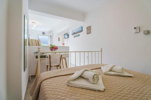 Aloni Stone Studio with Private Parking in เลฟเคส