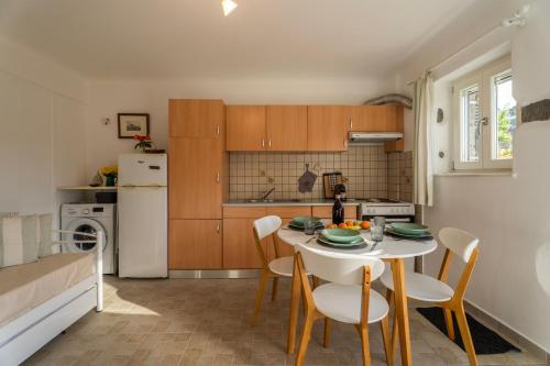 อาหารและเครื่องดื่ม, Aloni Stone Studio with Private Parking in เลฟเคส