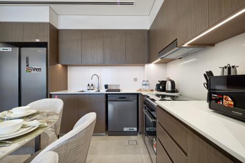 2BR Burj & Fountain View 5 mins to Dubai Mall, Dubai (photo 4)