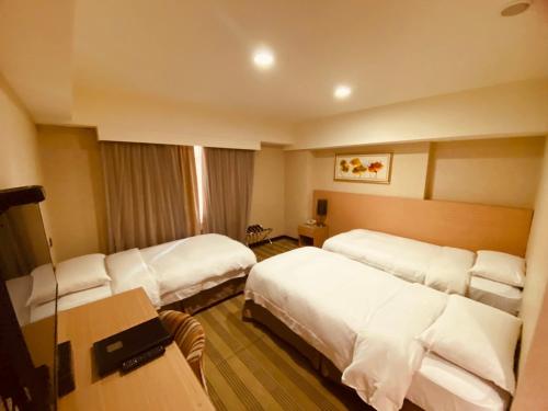 Triple Room with Bath image 4