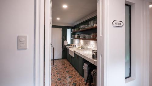 MiraNamin Nest CALACHUCHI - Cozy Room in Historic Home - Indoor Plunge Pool, Petite Desk, Garden View with Balcony, Self-Service Breakfast, Guest Kitchen, Rooftop, Pet-Friendly, Manila (Foto 8)