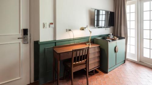 MiraNamin Nest CALACHUCHI - Cozy Room in Historic Home - Indoor Plunge Pool, Petite Desk, Garden View with Balcony, Self-Service Breakfast, Guest Kitchen, Rooftop, Pet-Friendly, Manila (Foto 10)