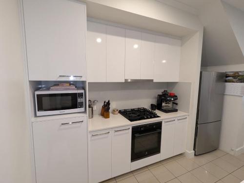 keuken, Family Friendly Executive Townhouse in Kent Town in Kent Town