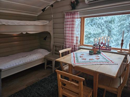 Stugan på kullen i Hemfjällstangen (Stugan pa kullen i Hemfjallstangen) in Salen