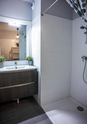 Shower, Terrasse, Soleil et Confort - Studio Neuf a Montpellier in Les Cevennes