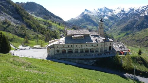 Tuvākā izklaides vieta, La casa dei poeti in Cervasca