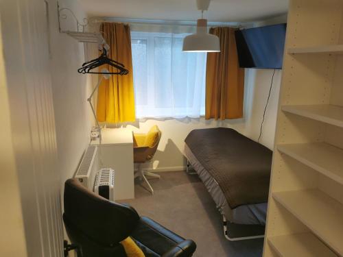 Comfy compact apartment with parking and 1GB wifi, Wokingham