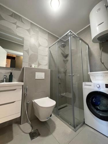 Deluxe One-Bedroom Apartment with City View image 1