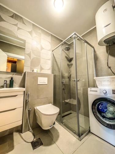 Deluxe One-Bedroom Apartment with City View image 3