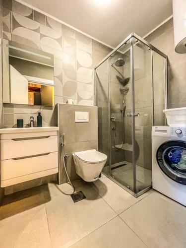Deluxe One-Bedroom Apartment with City View image 2