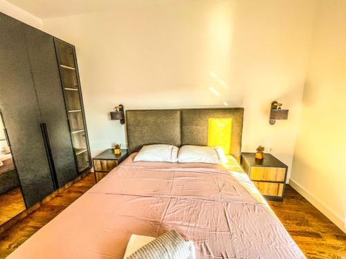 Deluxe One-Bedroom Apartment with City View image 9